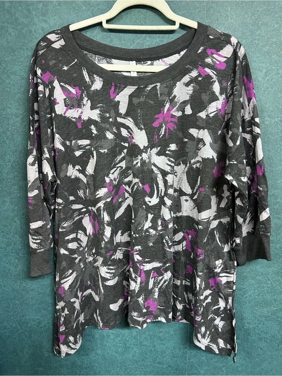 LuLaRoe Tops - NWOT LulaRoe XL Cozy Kate Gray Floral 3/4 Sleeve Tee with Purple Highlights